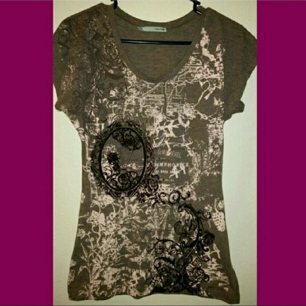 Super cute scoop neck Tee